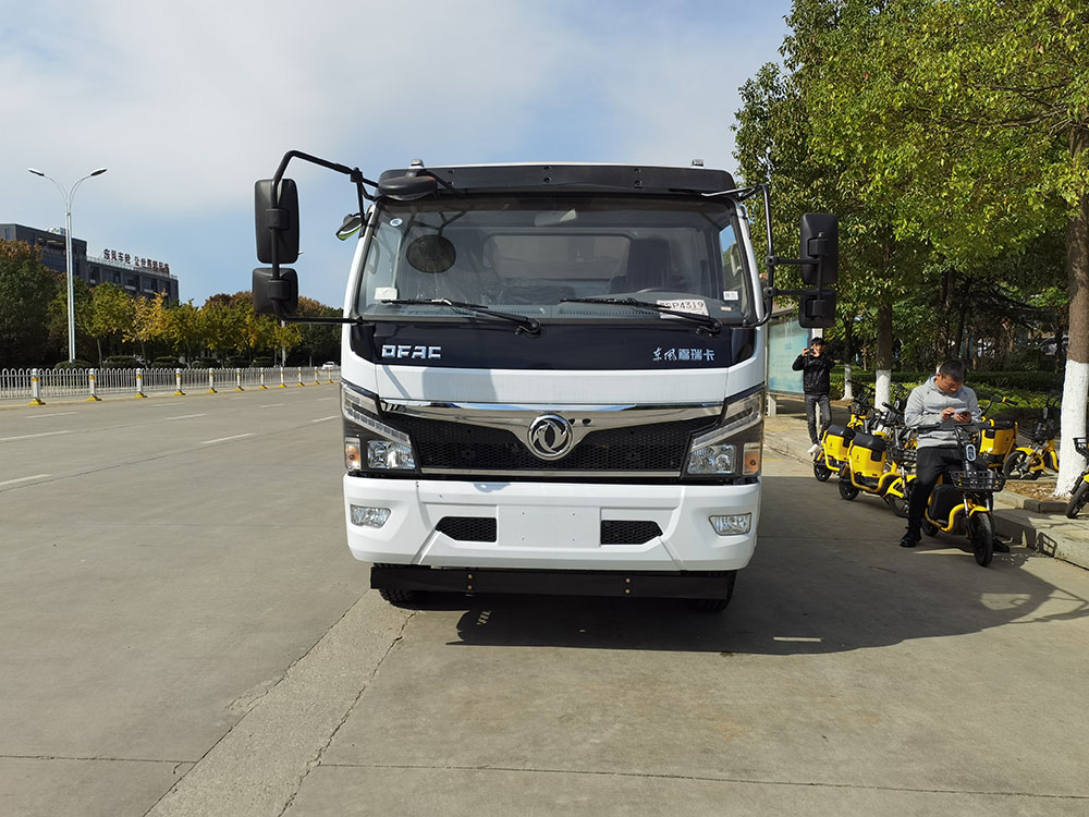 東風(fēng)大多利卡8方掛桶垃圾車(chē)