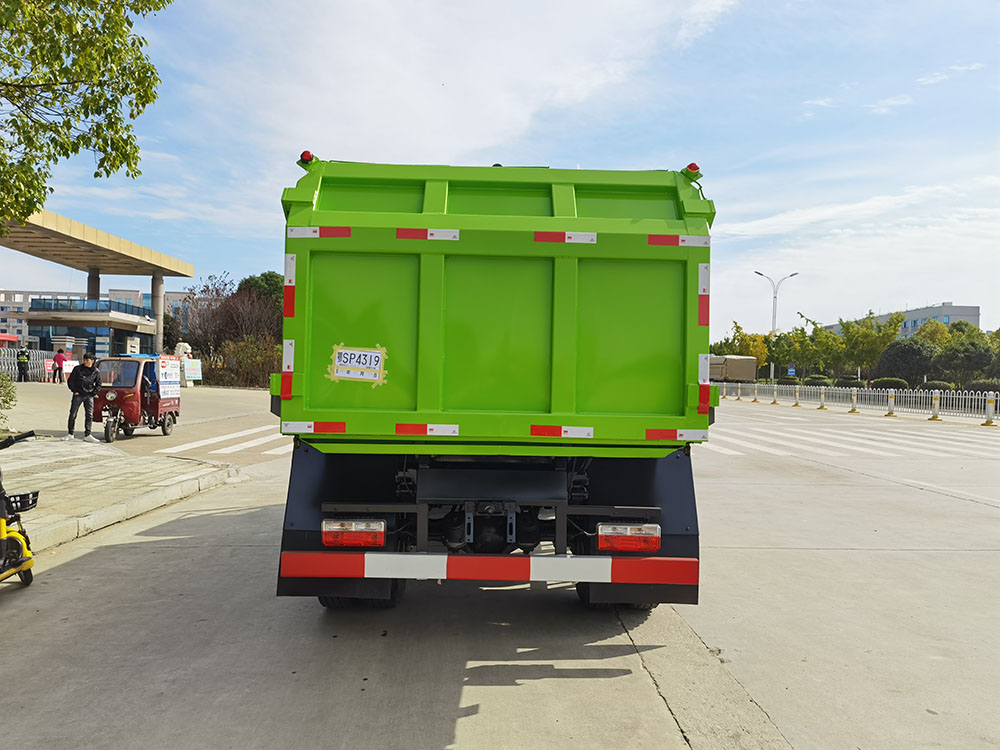 東風(fēng)大多利卡8方掛桶垃圾車(chē)